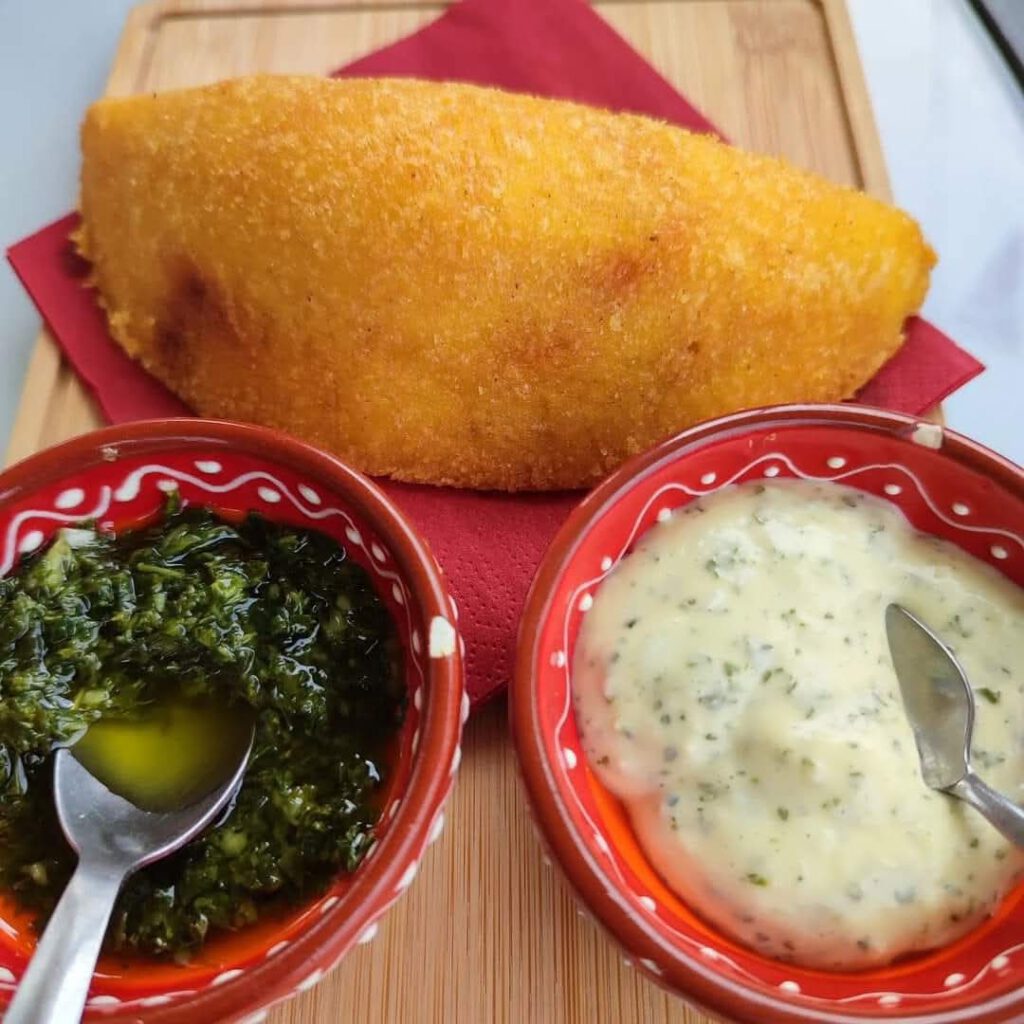 Empanada met chimichuri en Salsa de ajo - Kachu's World