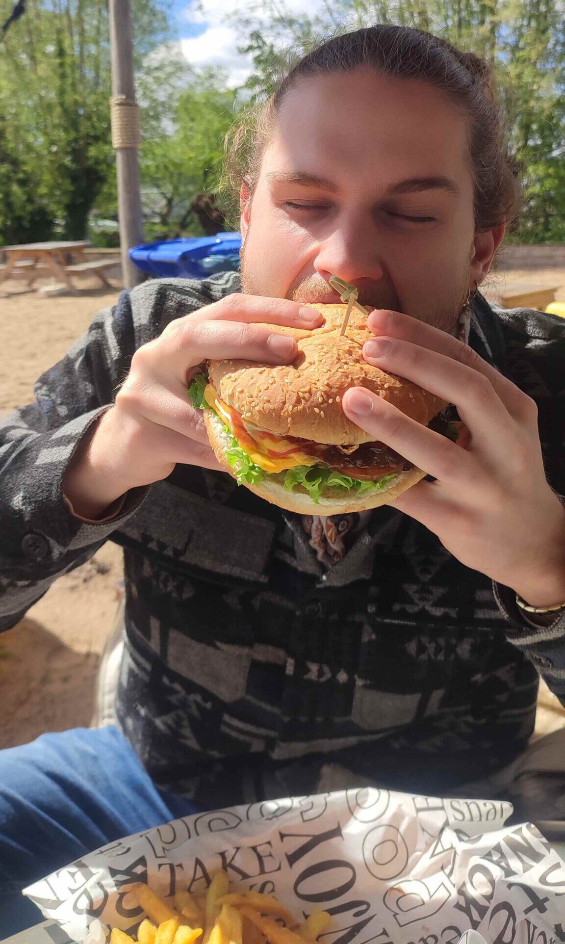 Smullen van Kachu's Mega Burger - Kachu's World